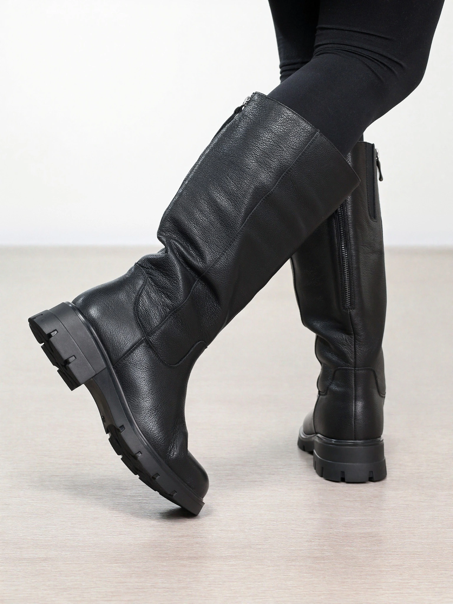 Сапоги черного цвета на рельефной подошве